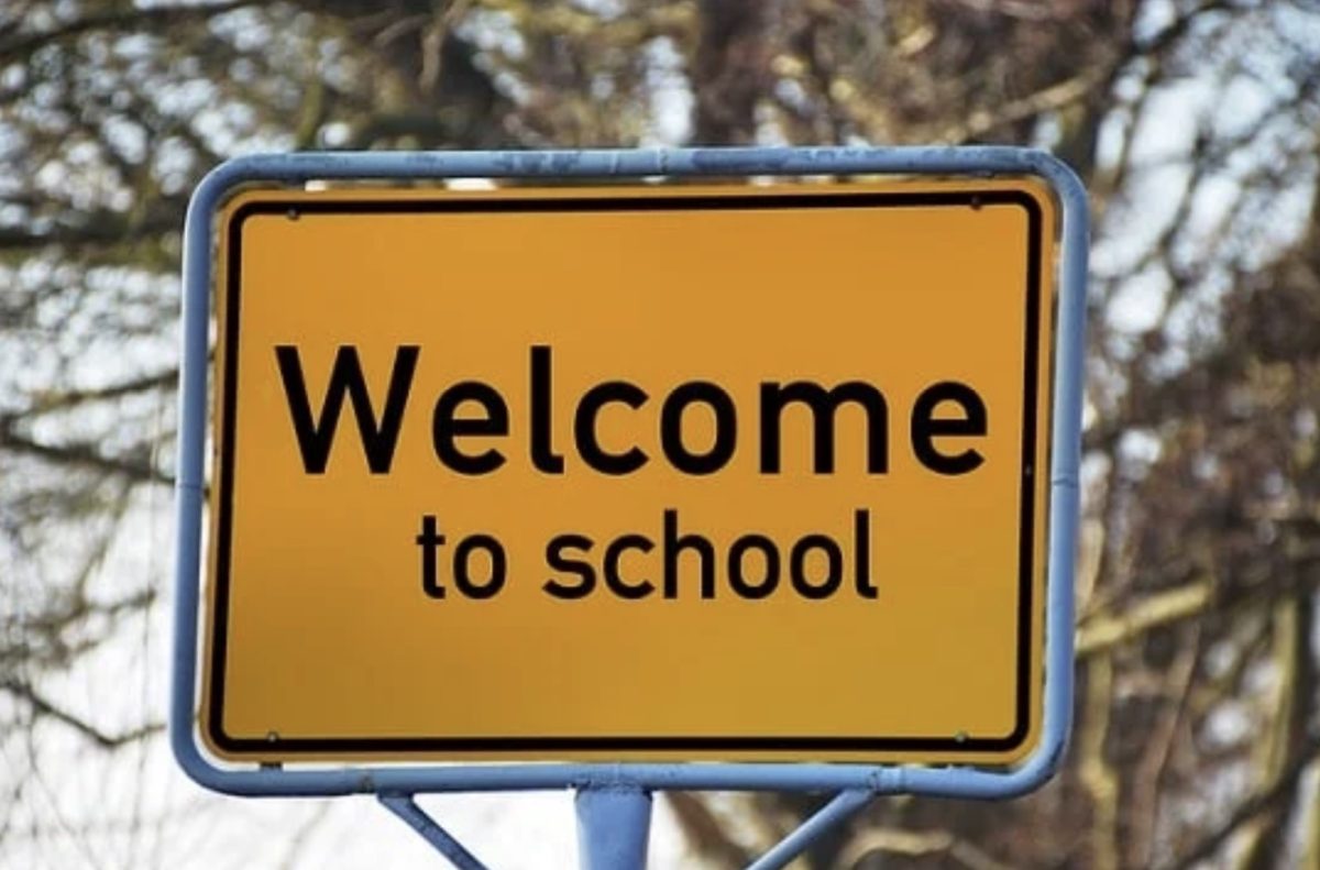‘Welcome to school’ sign for transfer students (Credit: PrepScholar Blog).